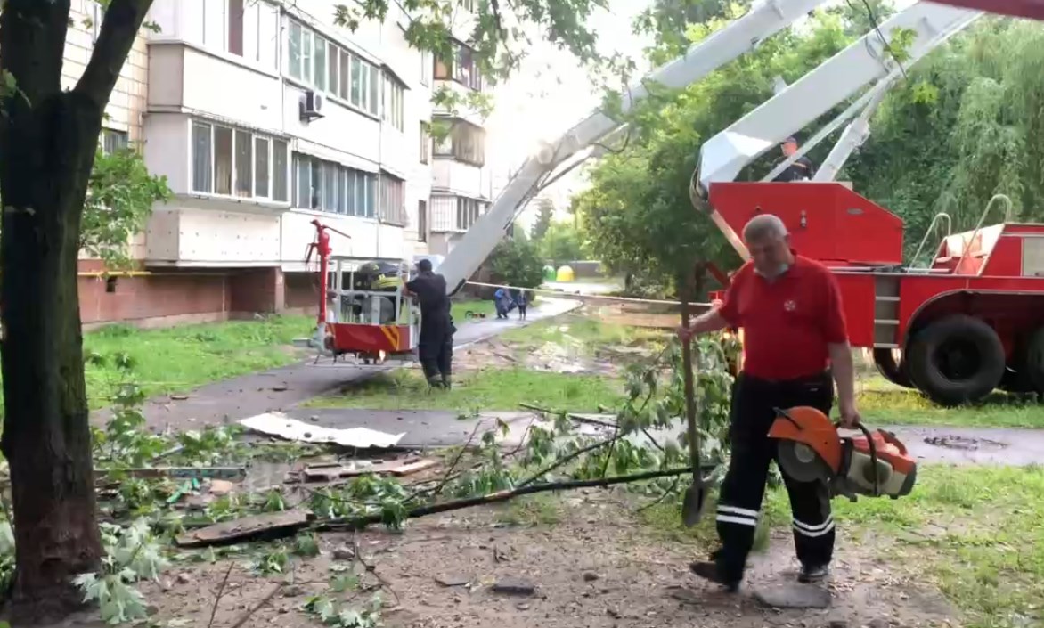 У багатоповерхівці Києва з шостого поверху обвалилася дідусева "теплиця" (відео)